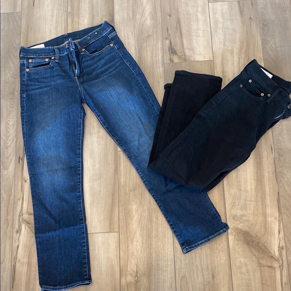 Gap classic straight mid rise jeans. Size 6 petite.